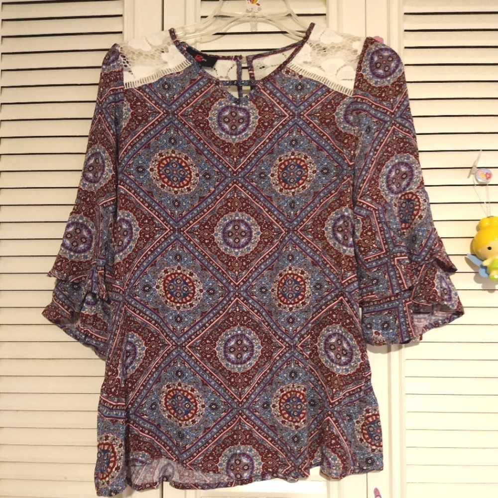 IZ Byer 🦋 Bell sleeve Boho top